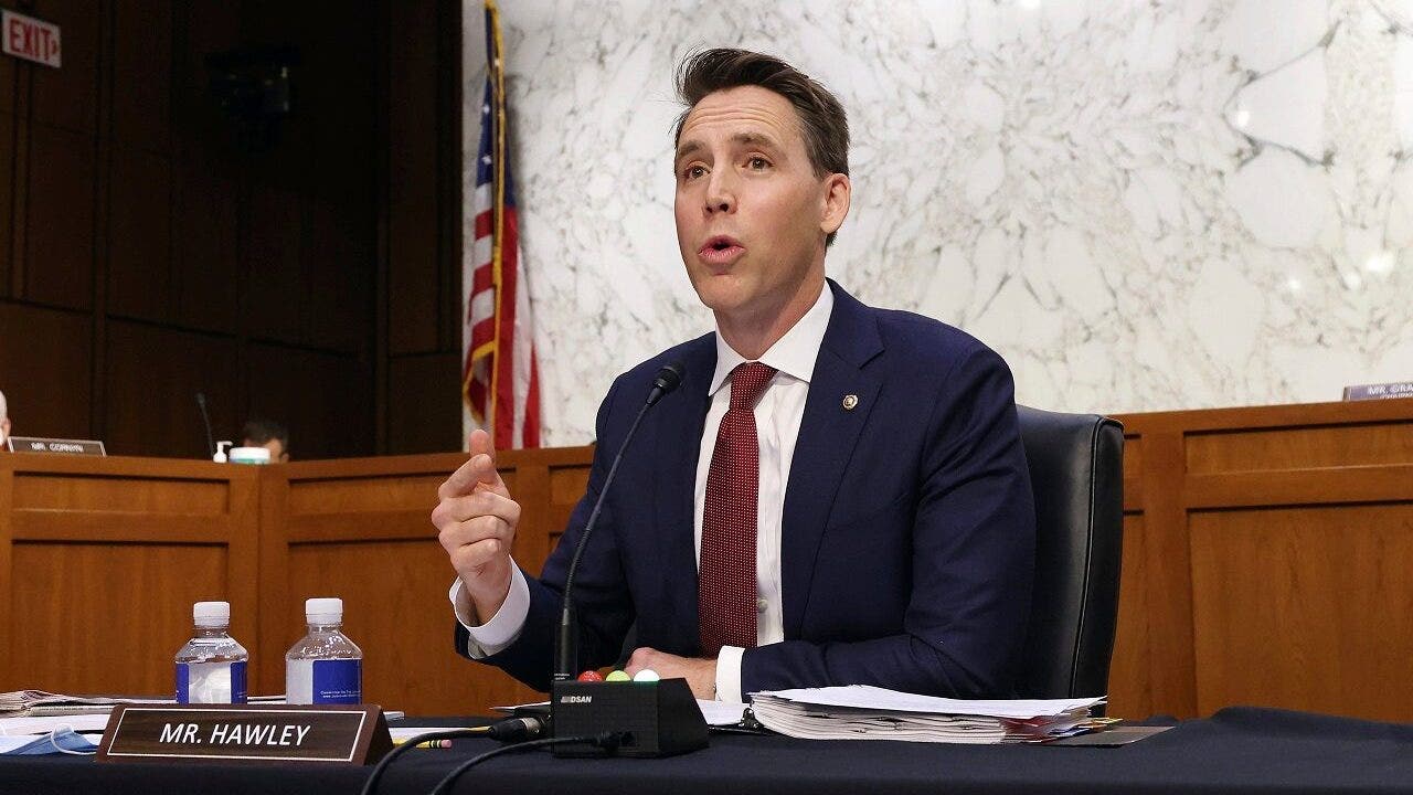 Hawley defends objections to the results of the Electoral College: ‘I will not bow to a lawless crowd’