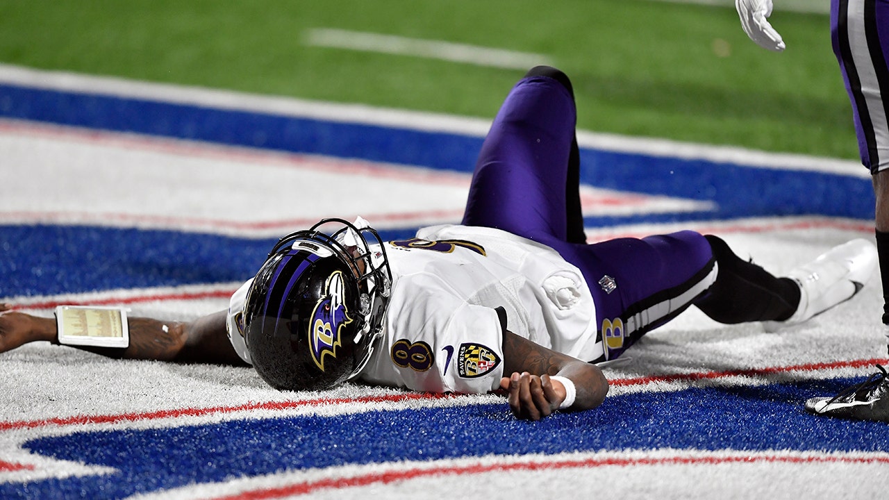 Ravens’ Lamar Jackson hits head on the pitch, discarded for the rest of the tie game