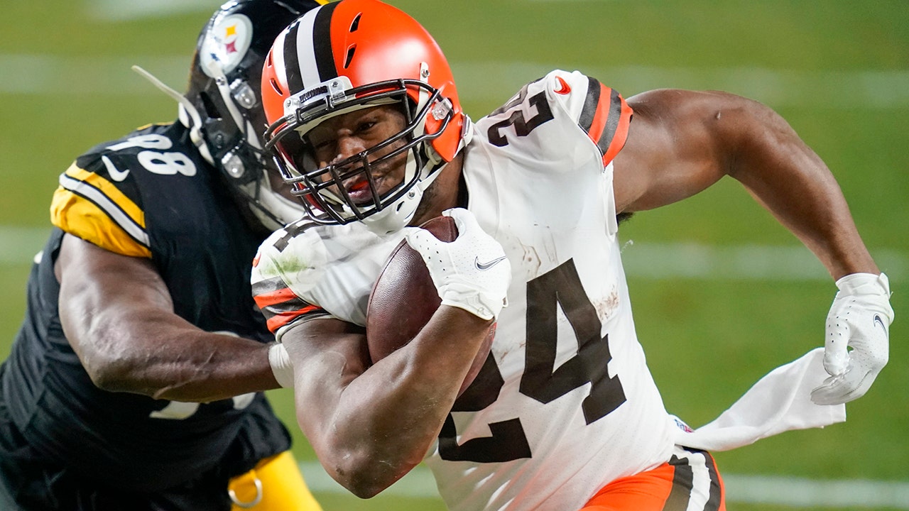 Browns shock Steelers, win first playoff game since 1995