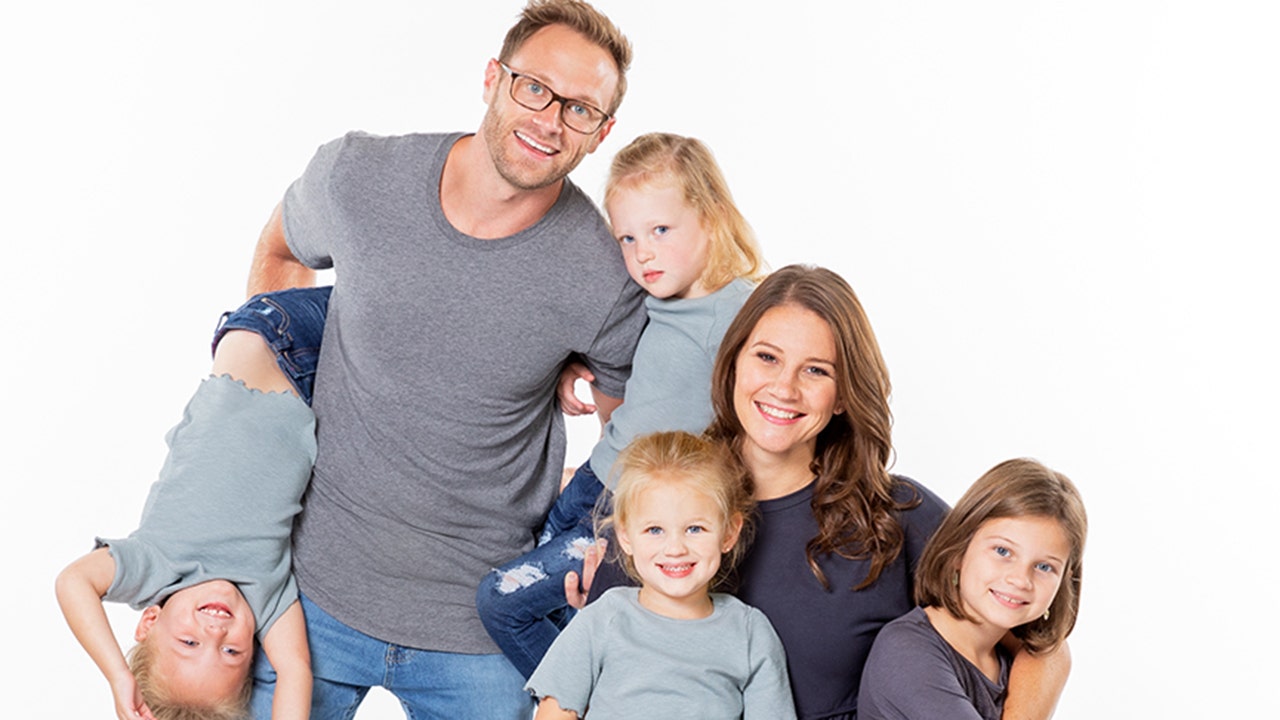 Watch OutDaughtered · Season 2 Episode 5 · This Little Quint Stays Home  Full Episode Free Online - Plex