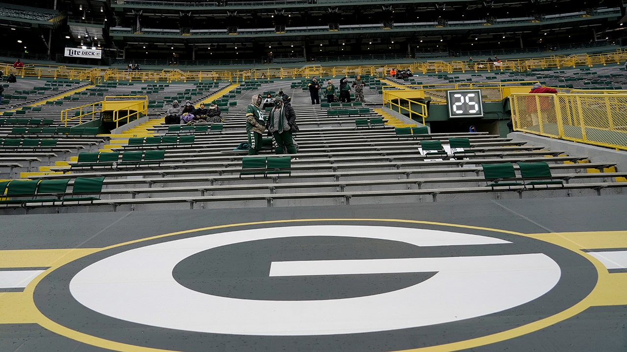 The elderly Packers fan will attend the qualifying game at Lambeau Field thanks to the Wisconsin brothers
