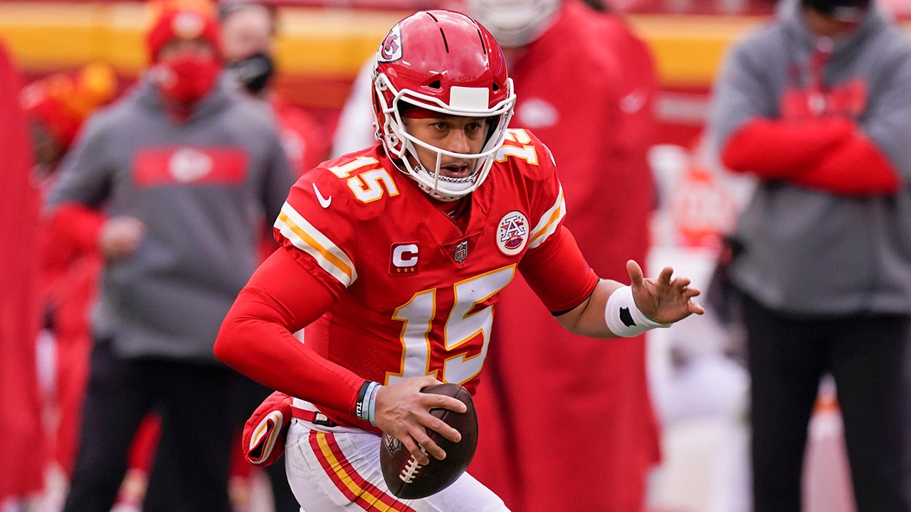 Chiefs' Patrick Mahomes knocked out of playoff game after scary hit