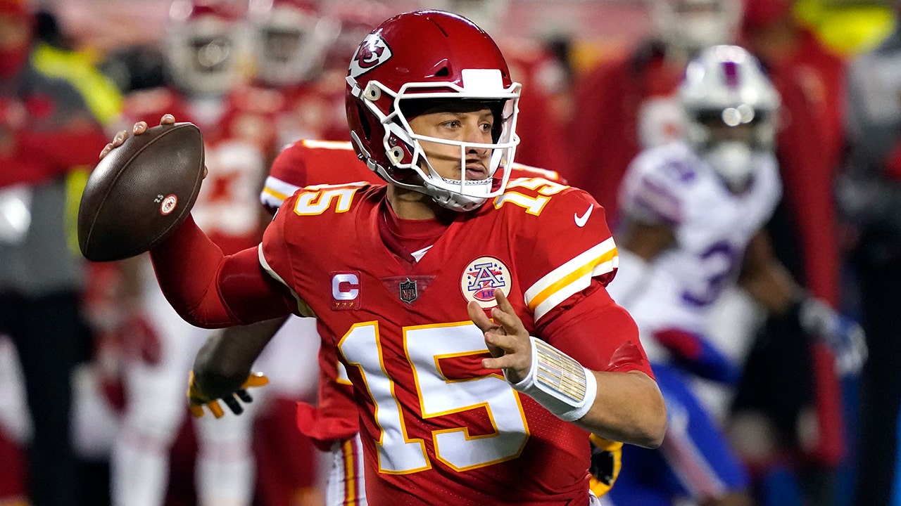 Chiefs' Mahomes sets up Super Bowl showdown with Brady after win