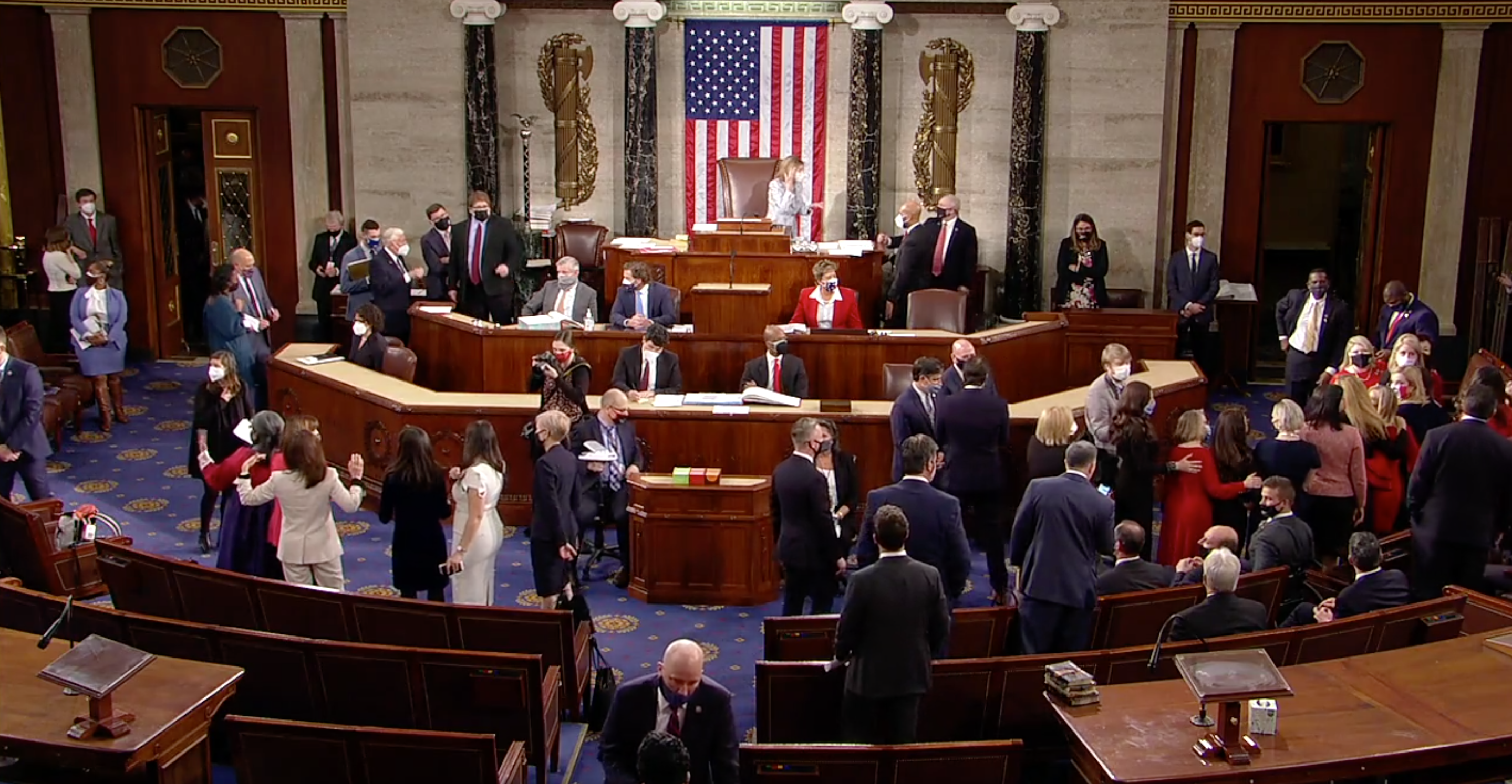 House legislators abandon social distance while Pelosi reads the oath to new members