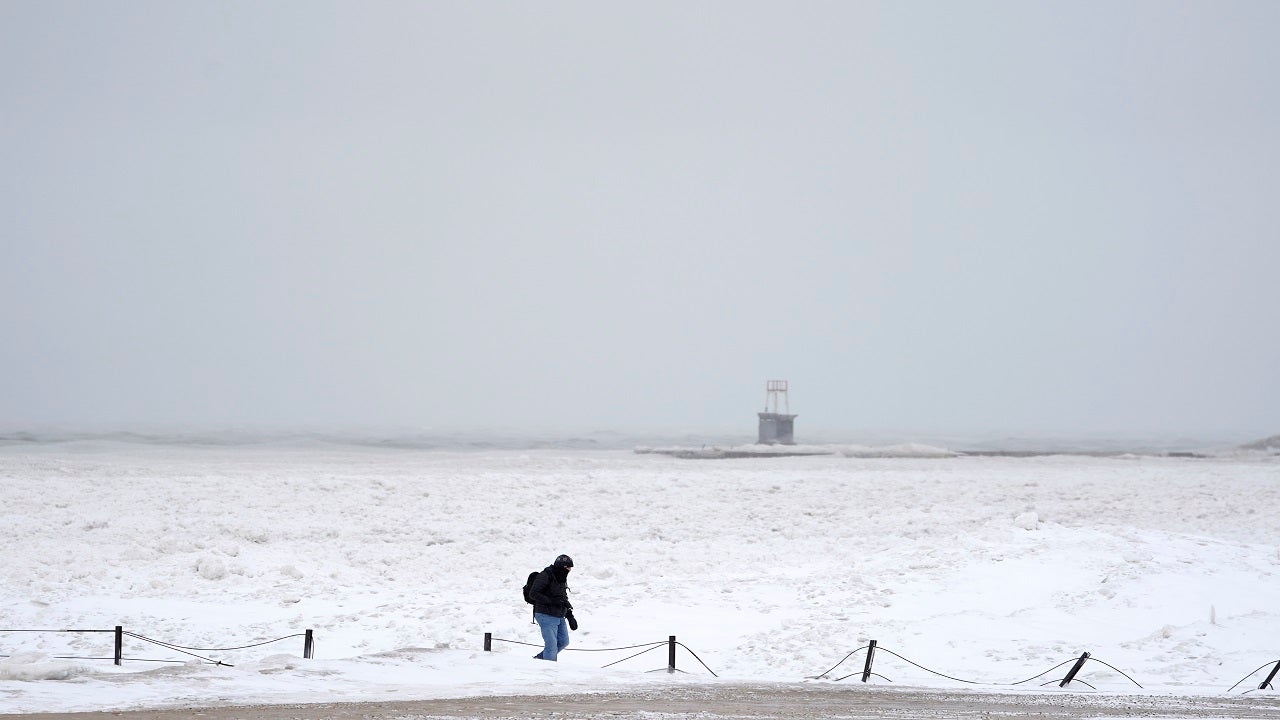 The winter climate hits the USA with several storms that bring snow, rain and blizzard