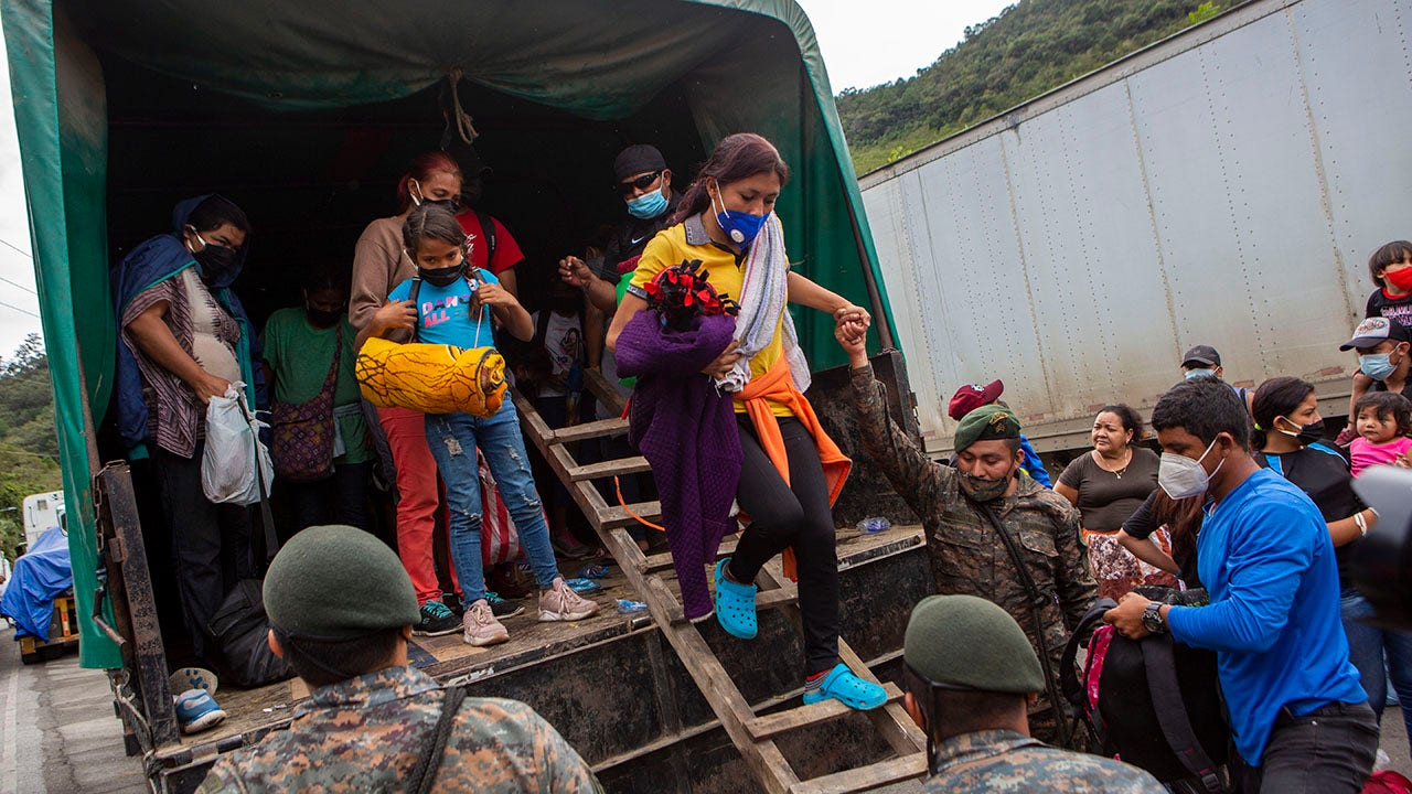 Guatemala transports more migrants back to Honduras;  small groups advance towards Mexico