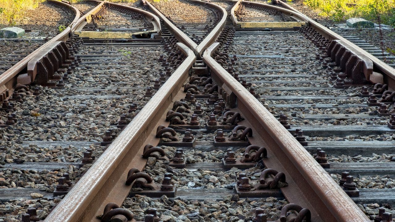 Photographer’s TikTok video with car in railway criticized by UK police: ‘Incredibly dangerous and reckless’