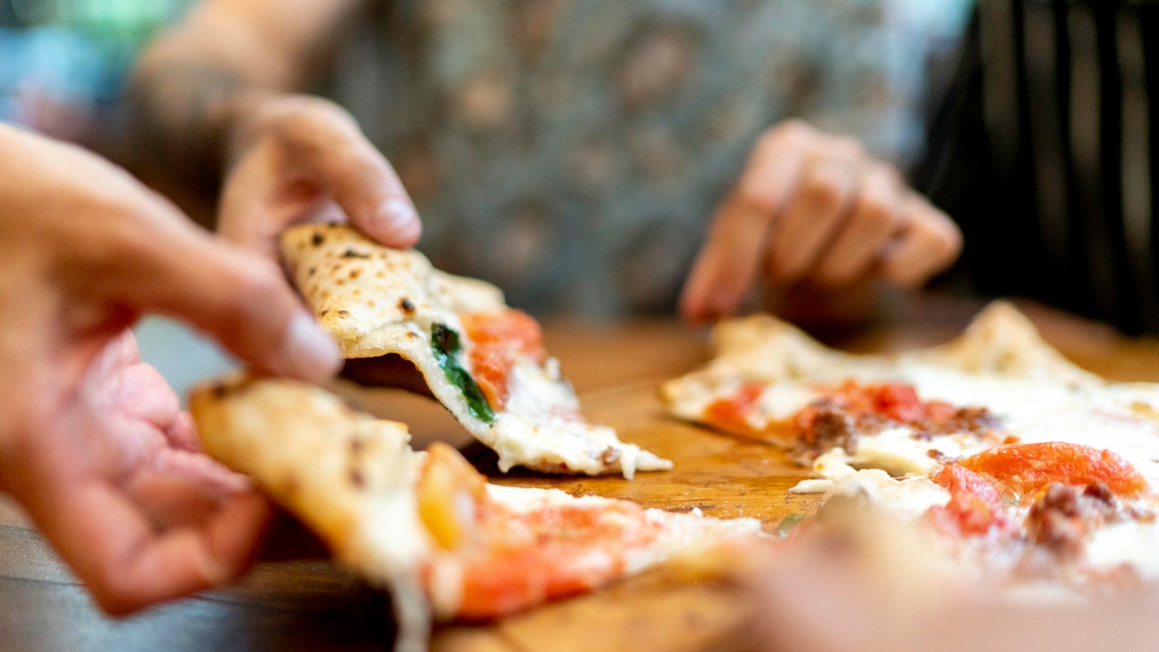 مدينة نيويورك تهدد مطاعم البيتزا بالفحم وأفران الحطب لخفض انبعاثات الكربون