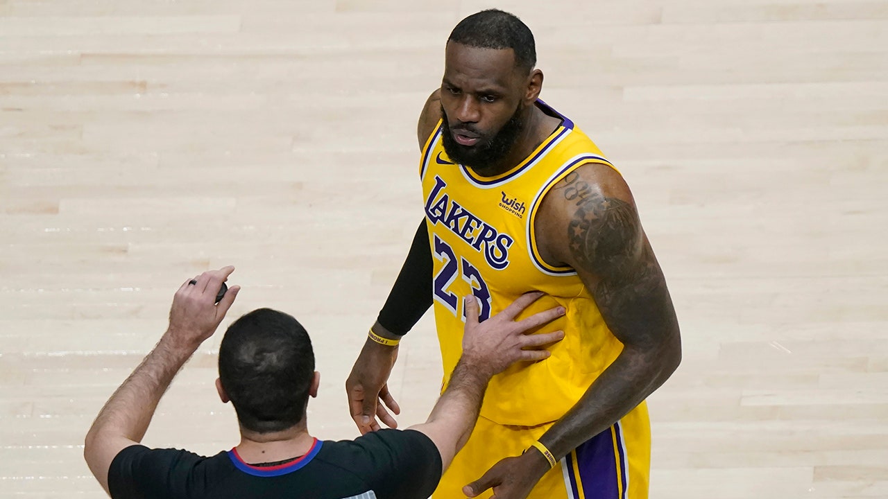 LeBron James unfazed by heavy minutes as he powers Lakers past