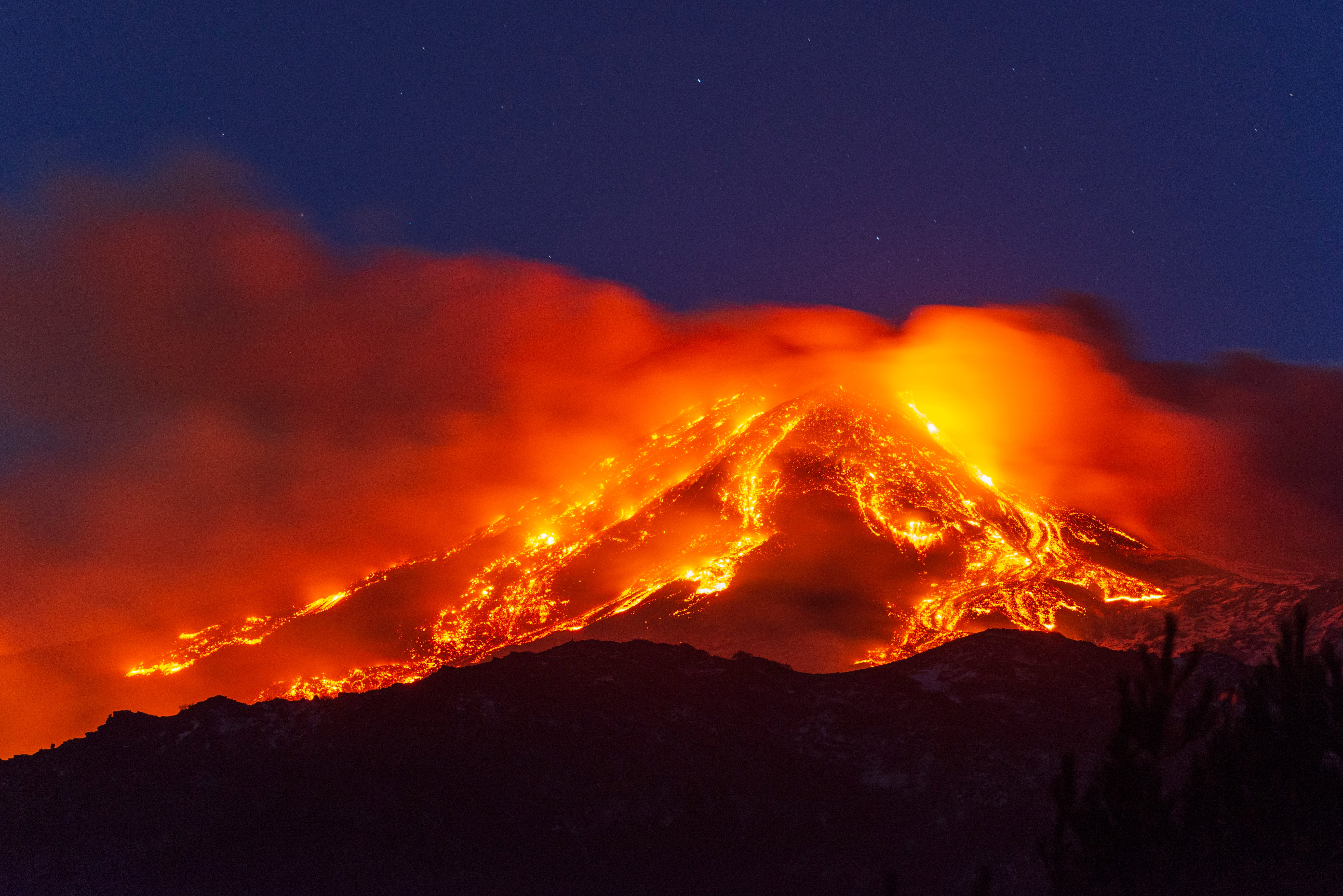 Fotogrāfijās redzams, ka Etnas kalns Itālijā izplūst divas reizes 48 stundu laikā