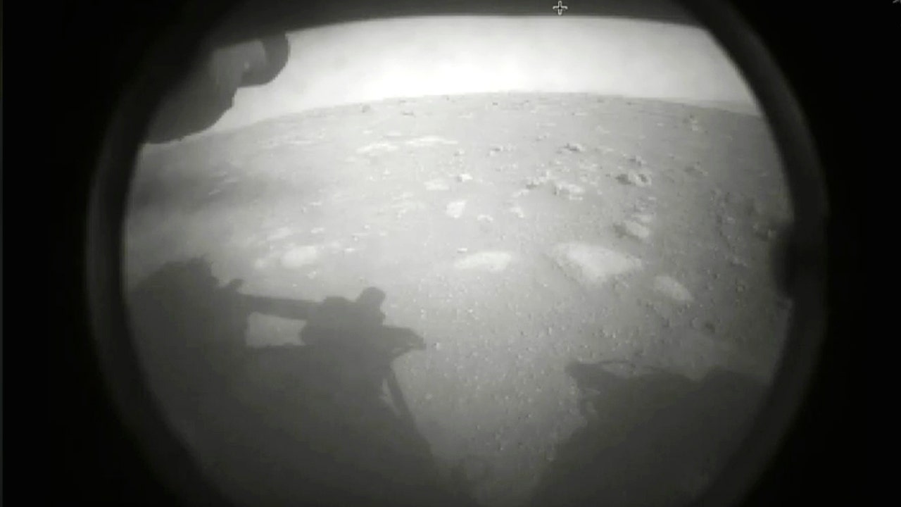 Marsa noturības braucējs uztver pirmās braukšanas skaņas uz sarkanās planētas