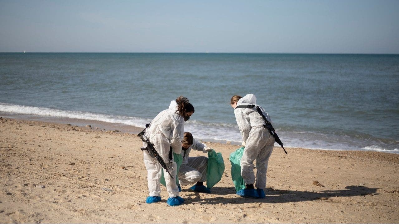 Israel beaches covered with tar after oil spill