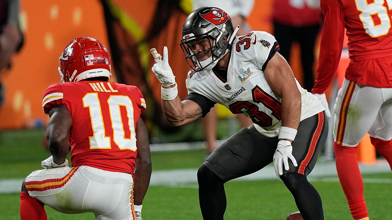 Check out the GIANT Tampa Bay Buccaneers Super Bowl rings