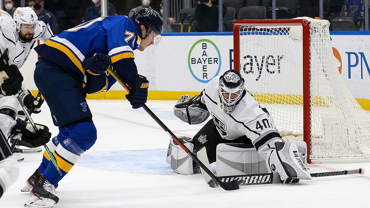 Petersen helps Kings beat Blues 2-1 for 6th straight win