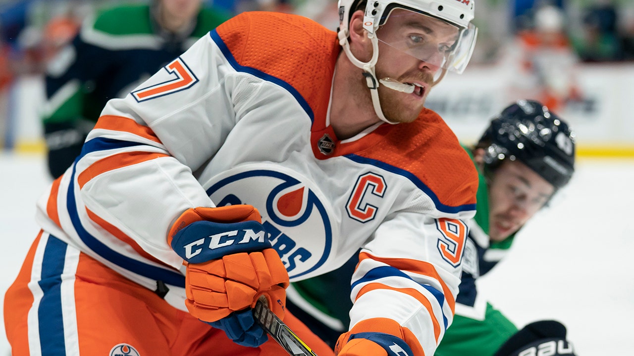 Mike Smith makes 32 saves, Oilers beat Canucks 3-0