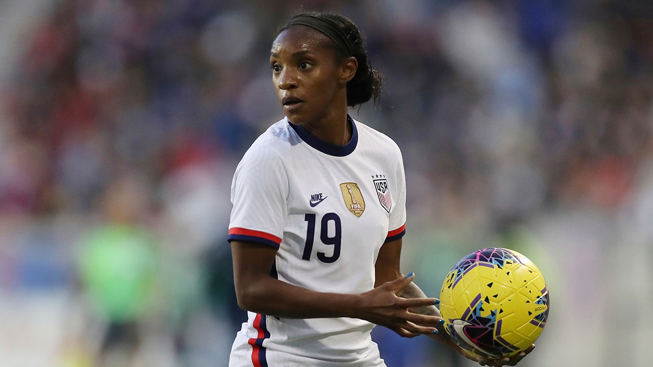 Crystal Dunn on the American women’s team for national anthem