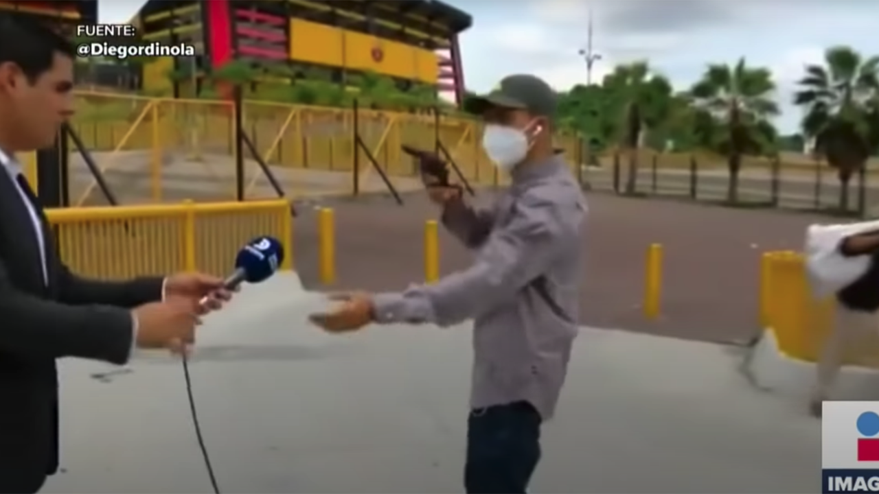 Rifle-wielding robber holds TV reporter, crew, while filming in Ecuador