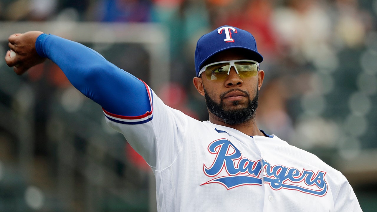 Elvis leaving Texas: Rangers deal Andrus to A's for DH Davis