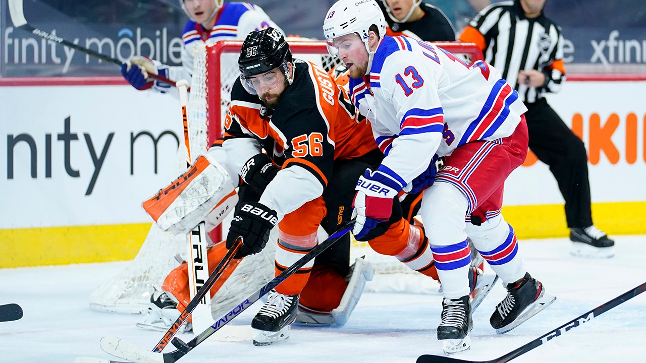 Giroux, Flyers top Rangers 4-3 despite Kreider hat trick