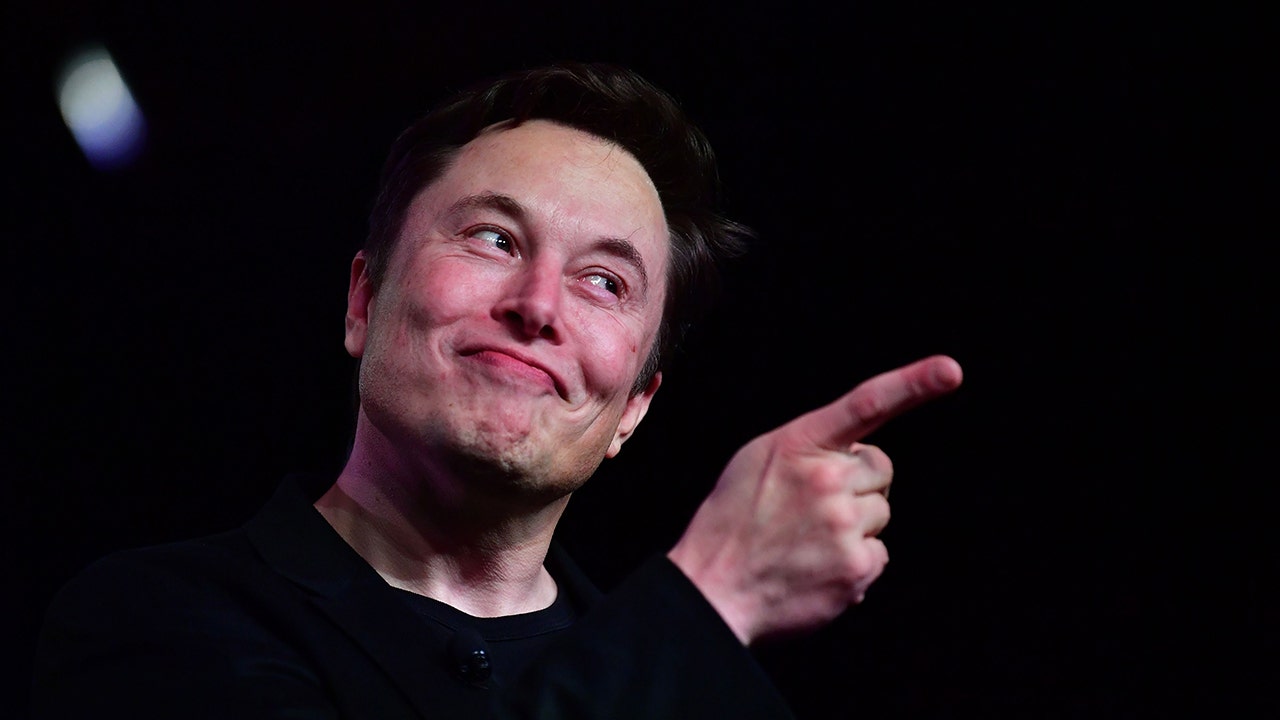 Elon Musk may have called Jeff Bezos with the ‘puppet master’ comment to the Washington Post