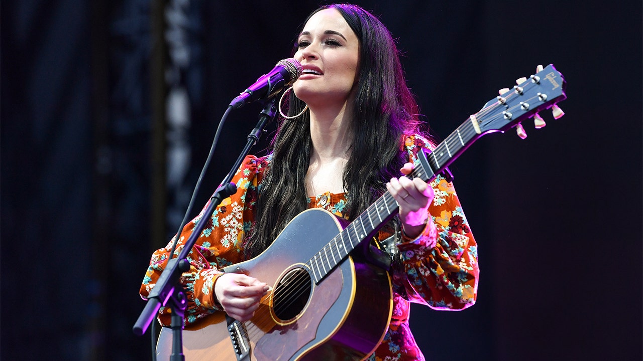 'SNL' musical guest Kacey Musgraves dons only guitar and boots in 'Forrest Gump'-inspired performance