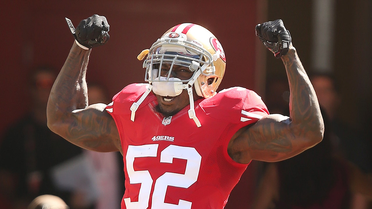 San Francisco 49ers inside linebacker Patrick Willis #52 before