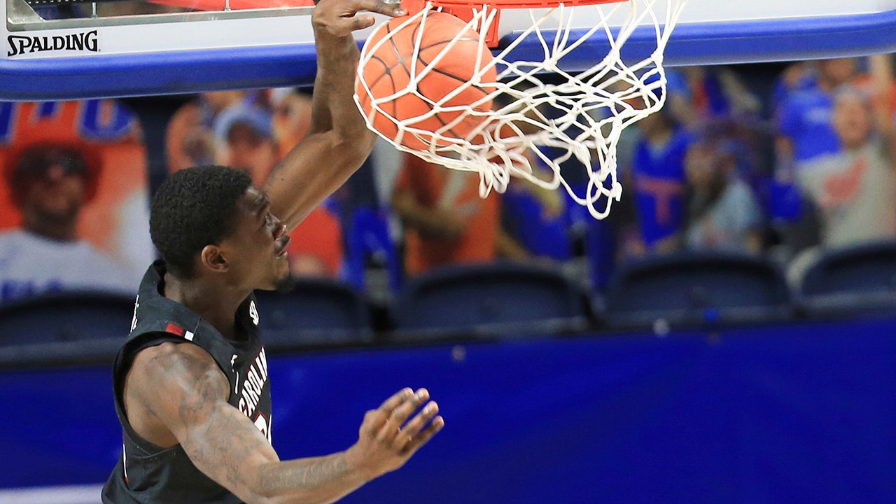South Carolina pounds No. 22 Florida in paint, wins 72-66