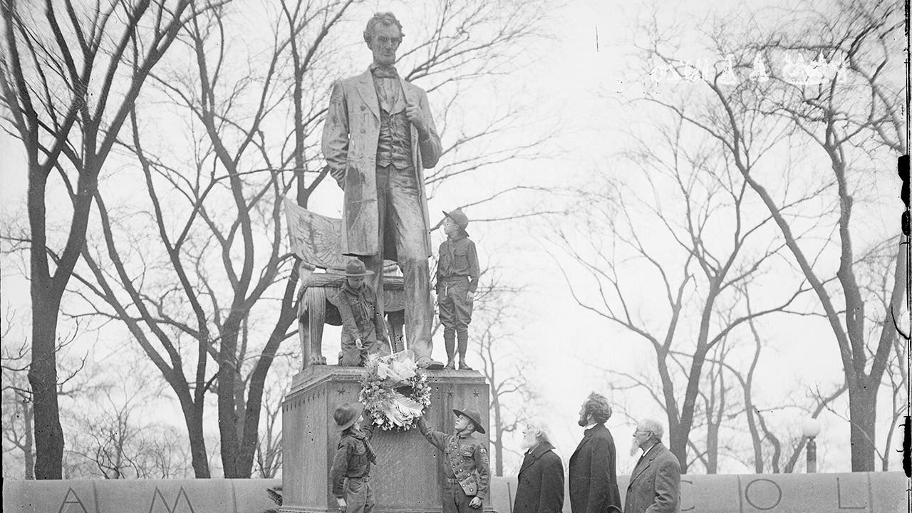 Chicago reviewing statues of Lincoln, Washington, other US icons for possible 'action'