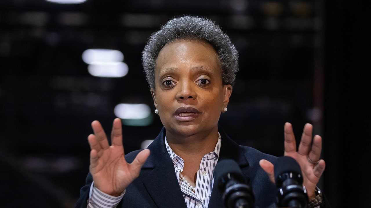 Chicago Mayor Lori Lightfoot blasts Bears football team over