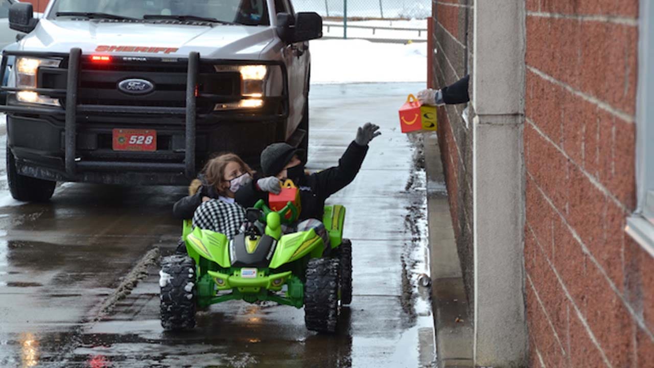 Kids, 6, go on Valentine's Day date at McDonald's drive-thru