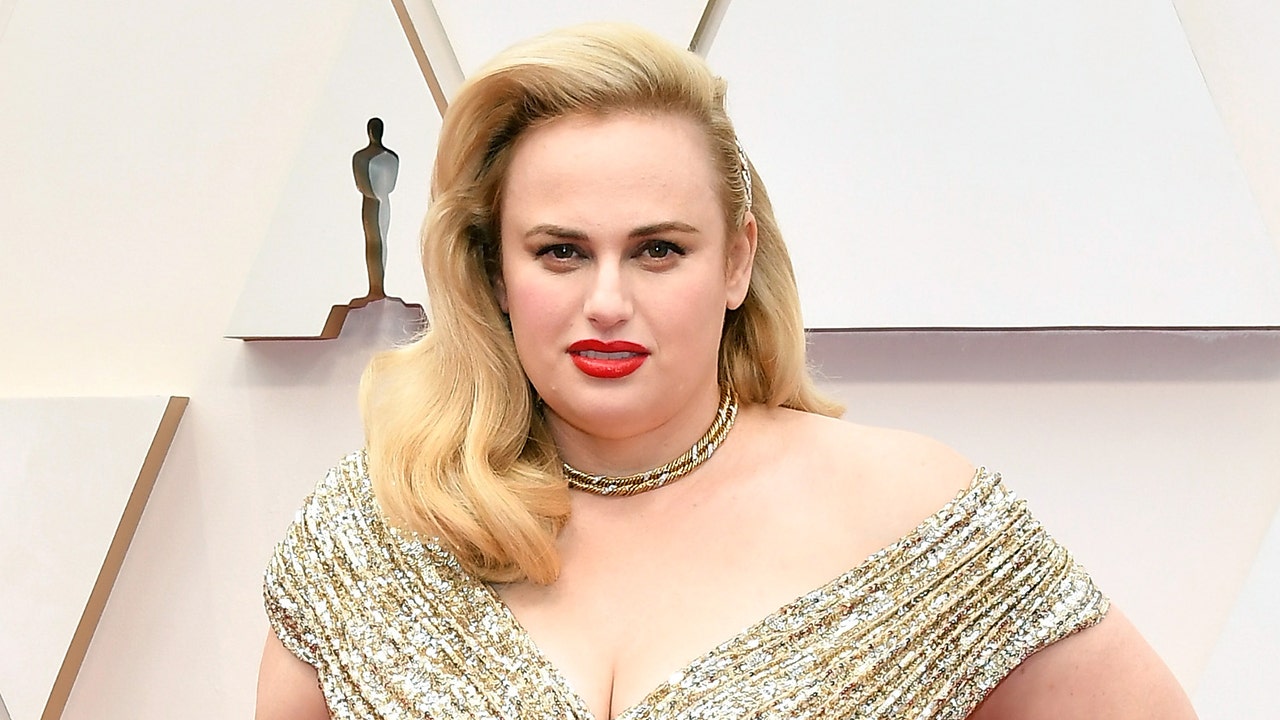 Rebel Wilson lives it out at Super Bowl 2021 with ‘Pitch Perfect’ co-star