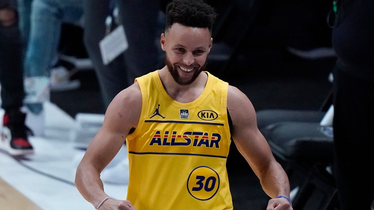Steph Curry hits the finish and beats Mike Conley for his second 3-point title
