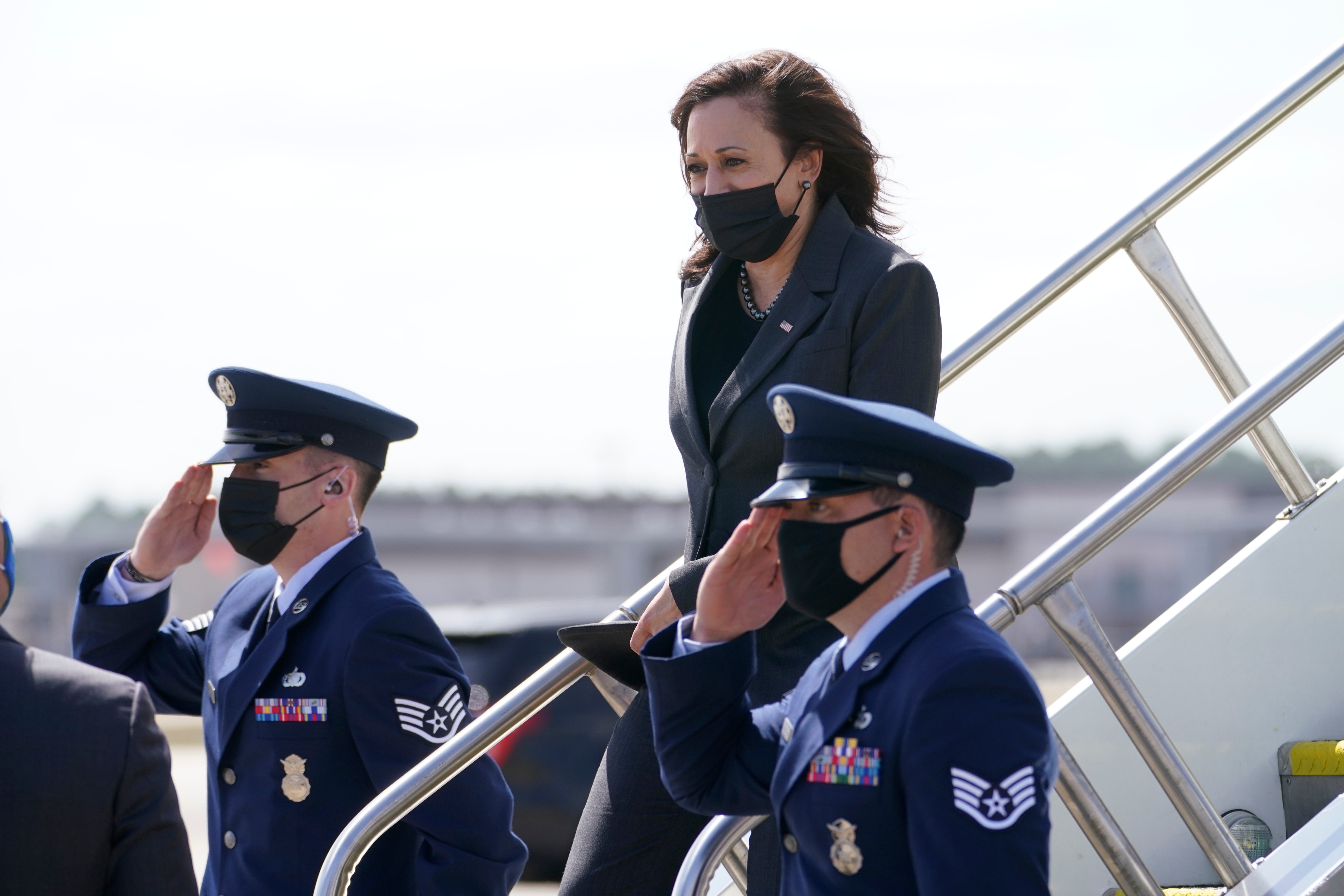 VP Harris repeatedly fails to salute Air Force Two military personnel, breaking with precedent
