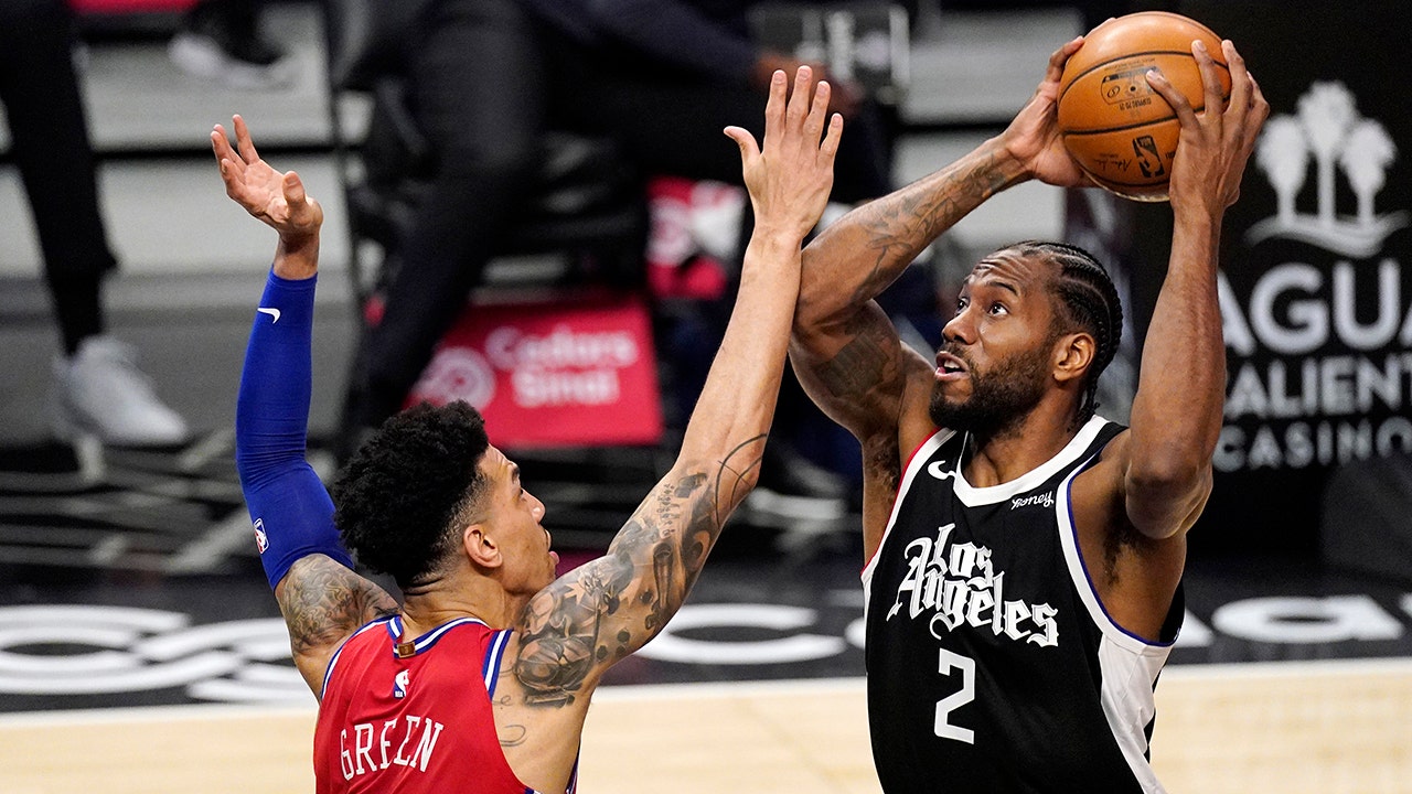 Leonard leads Clippers past 76ers in Rivers' first game back