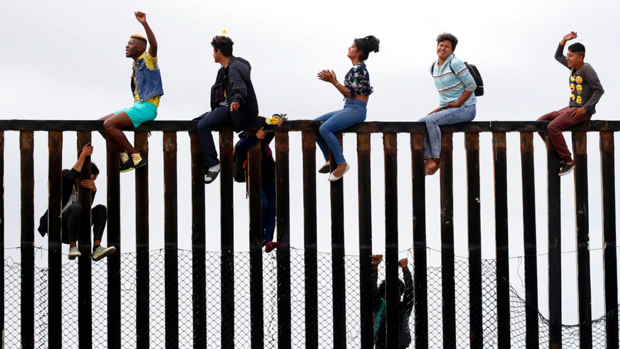 WaPo columnist Jen Rubin's own outlet debunks her claim about border crisis