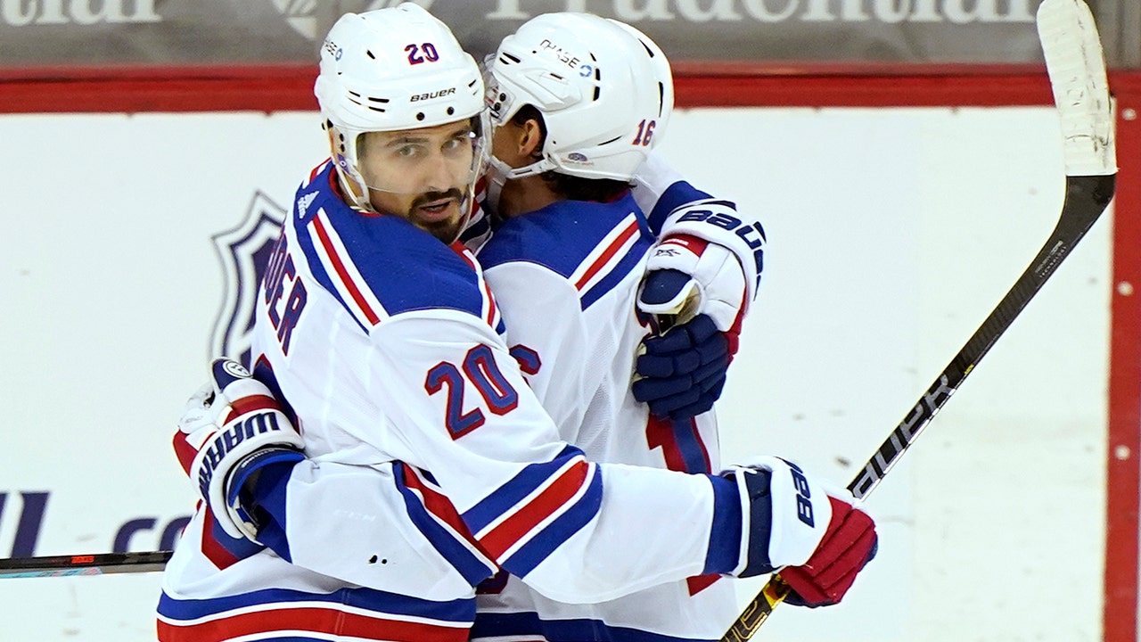 Kreider's 2nd hat trick in 5 games lifts Rangers past Devils