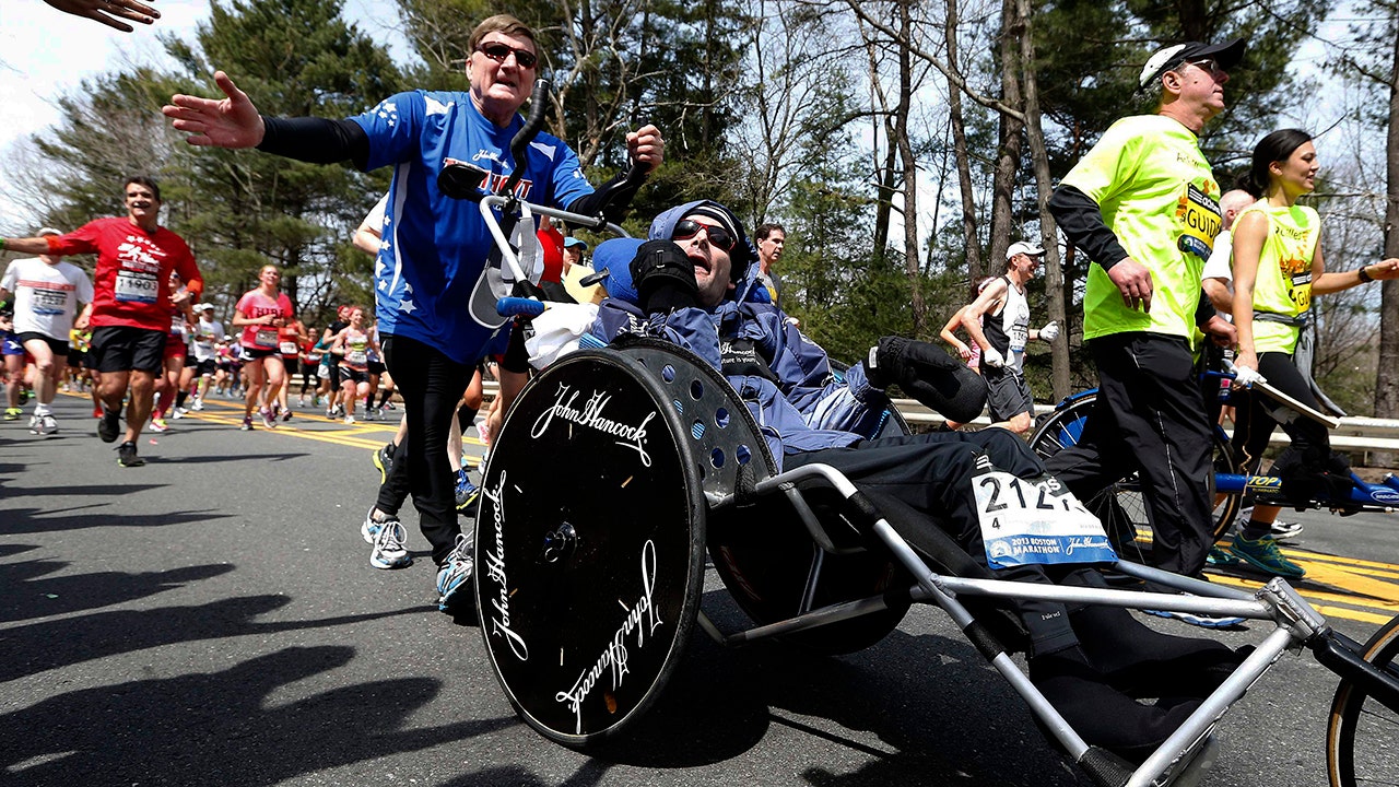 Dick Hoyt, who pushed his son in several Boston marathons, dies