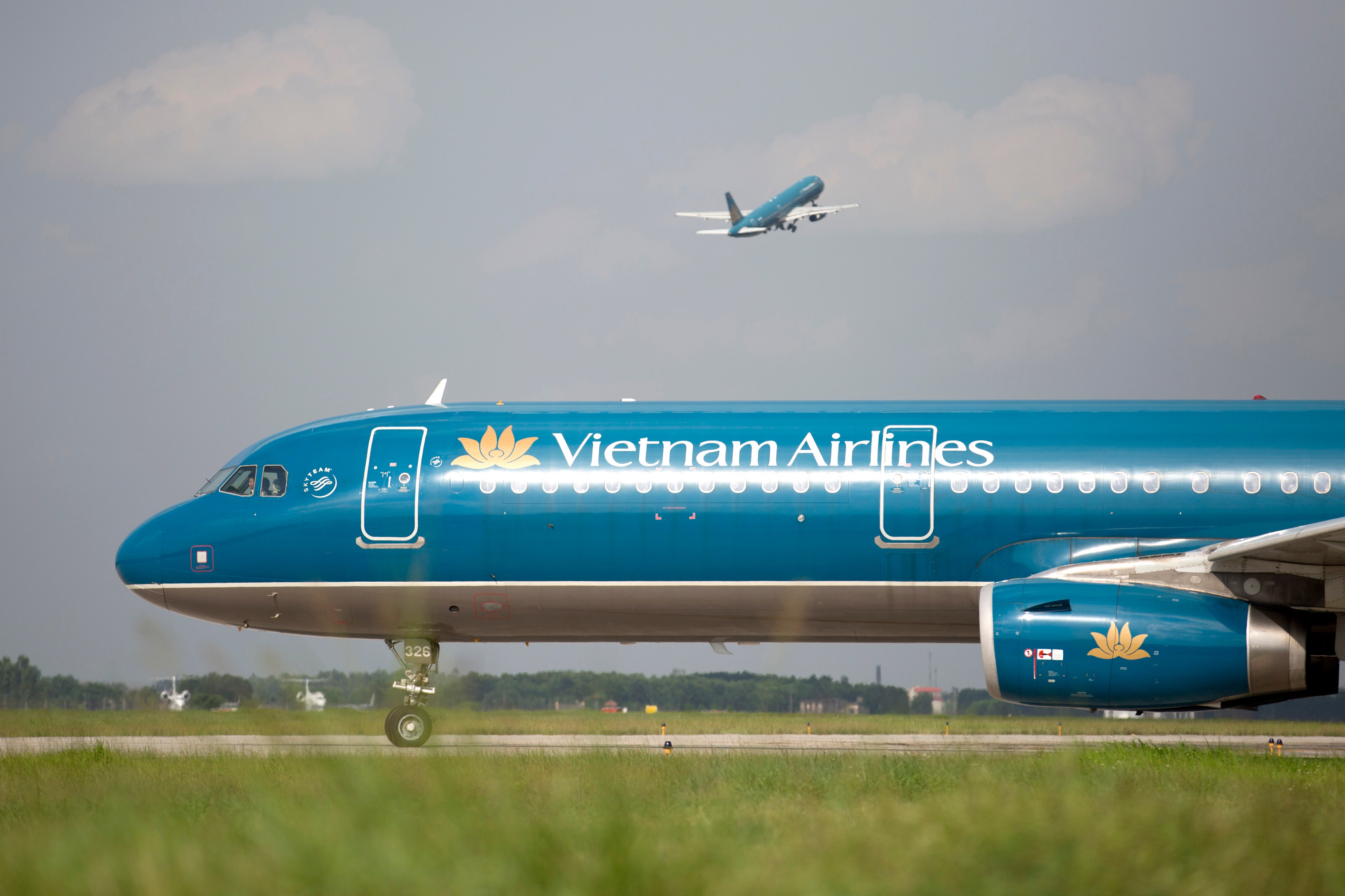 Vietnam Airlines flight attendant breaks coronavirus quarantine, gets 2-year suspended jail sentence