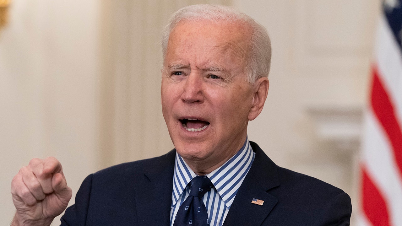 Biden signs executive order for voter registration as he urges Senate to pass a comprehensive HR 1 bill