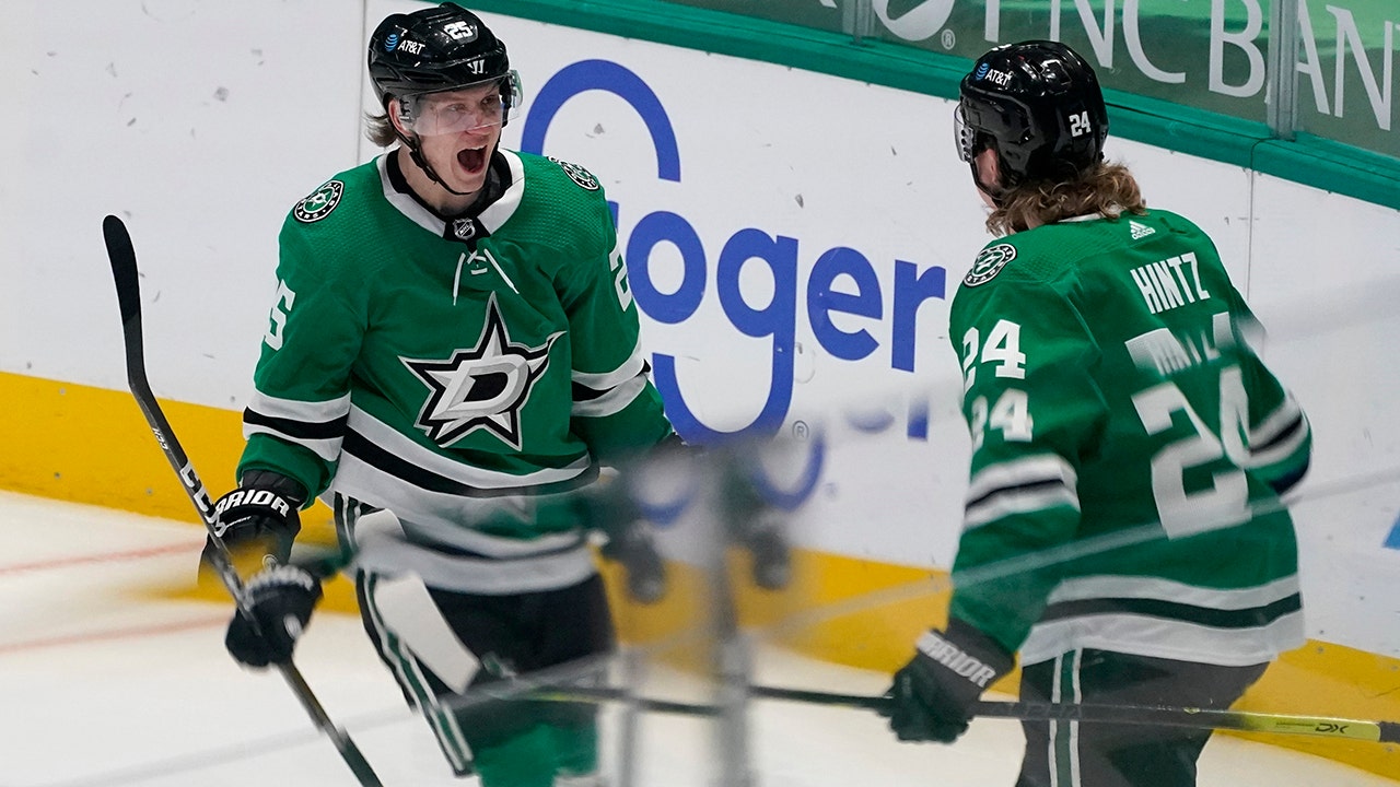 Stars score early and often to dominate Blackhawks 6-1
