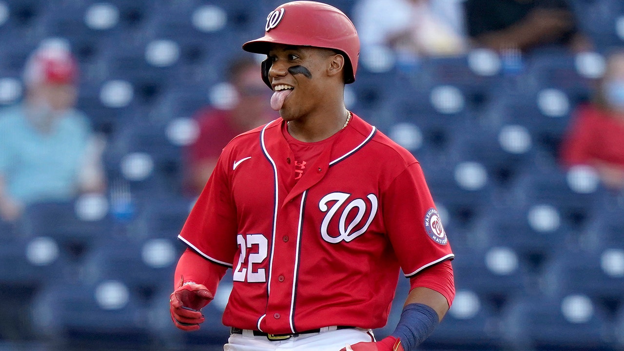 Nationals' Juan Soto placed on injured list with shoulder strain