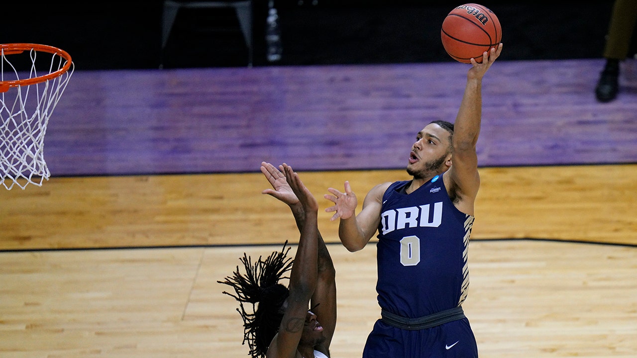 Oral Roberts stuns Florida, continues magical run into Sweet 16