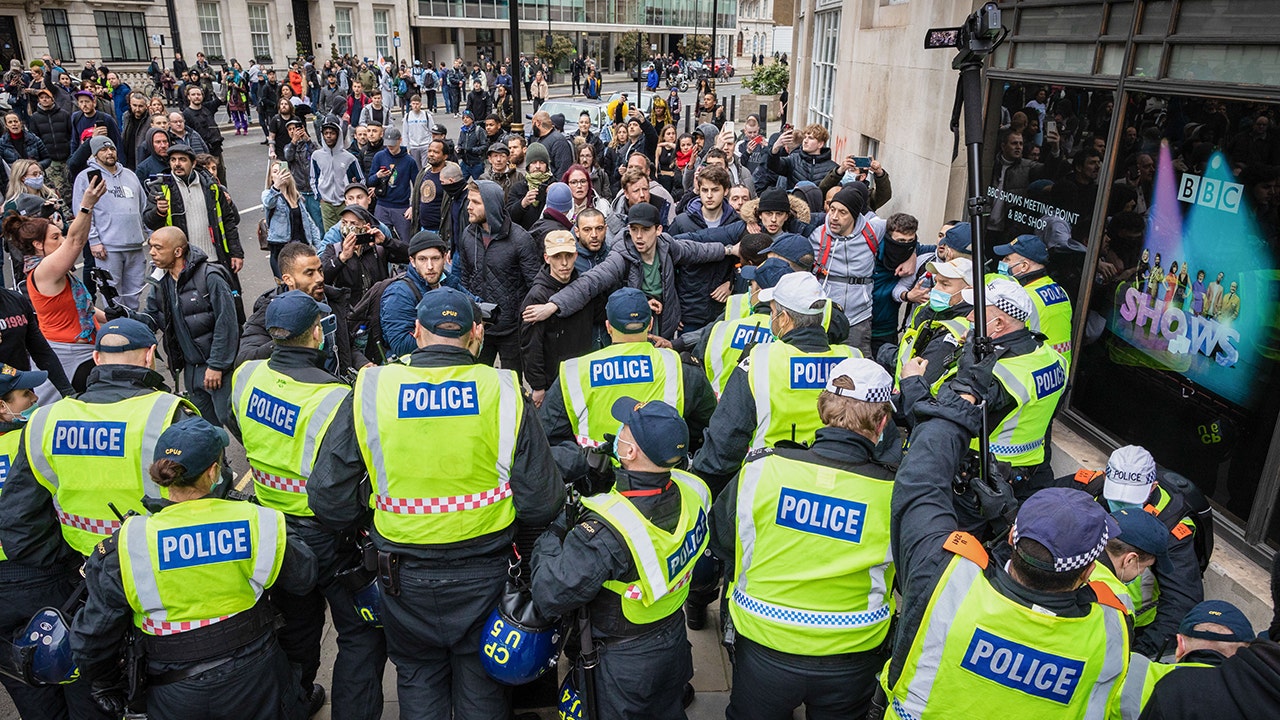 Anti-lockdown Londoners attack police in mass protest