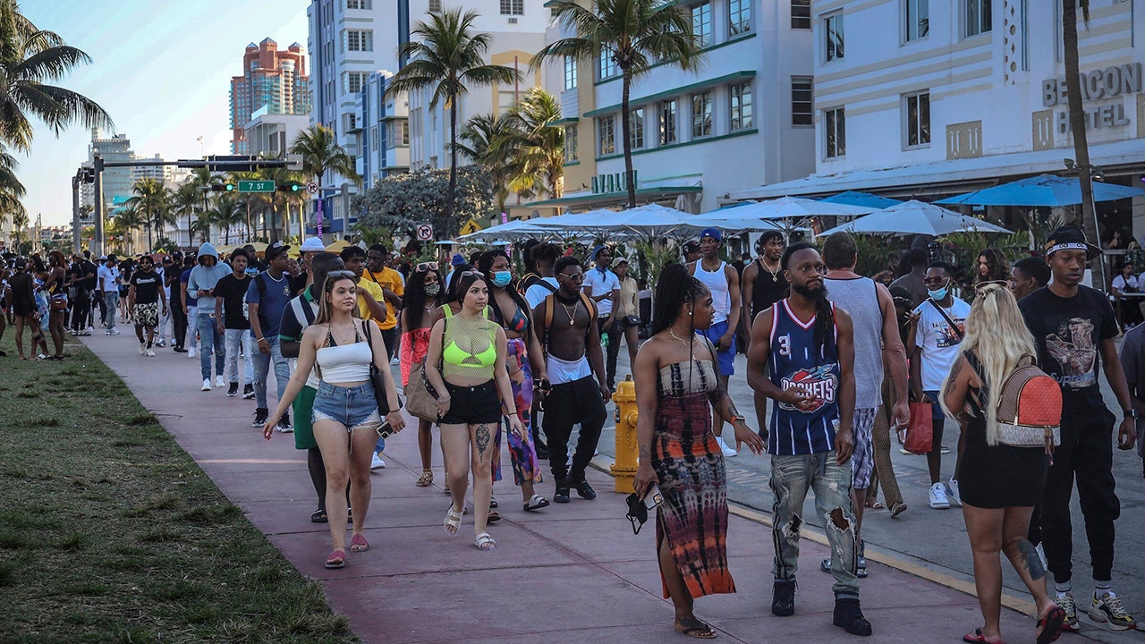 What curfew?  Spring break party in Miami despite restrictions