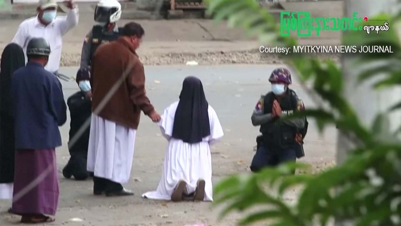 Nun kneels in front of the police to stop the violence in Myanmar, but in vain