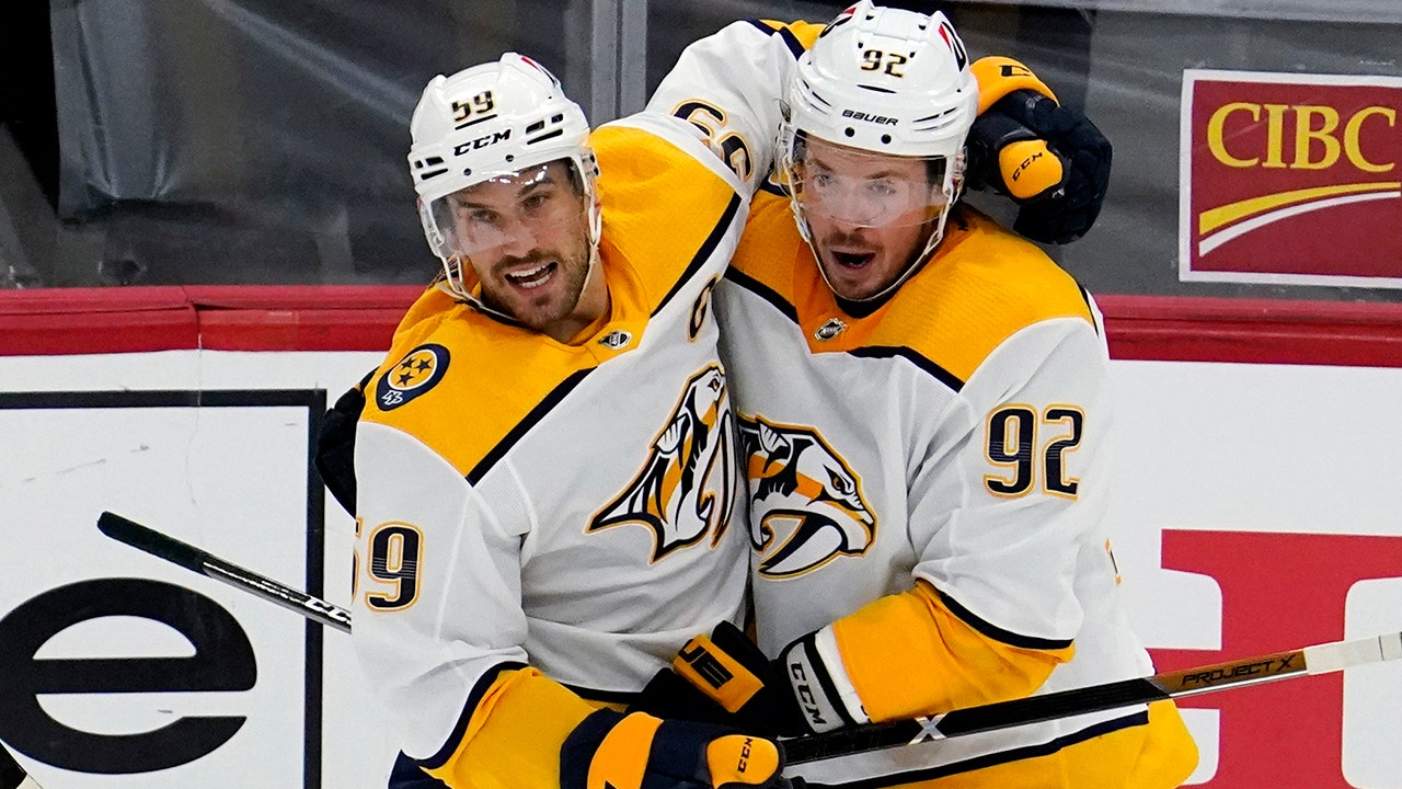 Josi lifts Predators past Blackhawks 3-2 for 5th straight