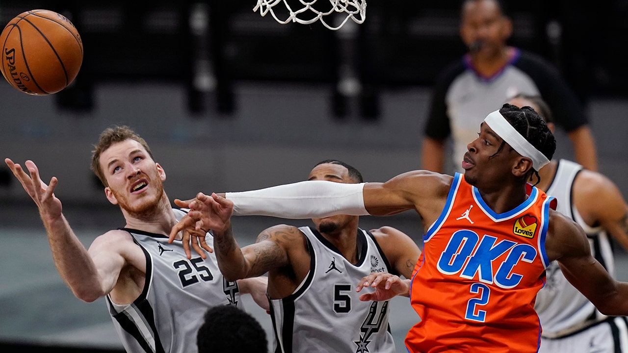 Gilgeous-Alexander has 33, helps Thunder rally past Spurs