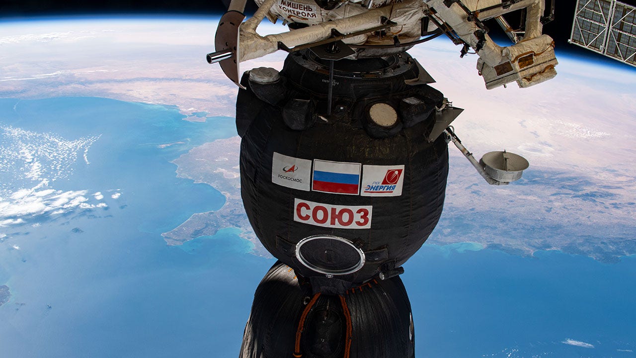 L’equipaggio della Stazione Spaziale Internazionale trasporta la navicella Soyuz MS-17