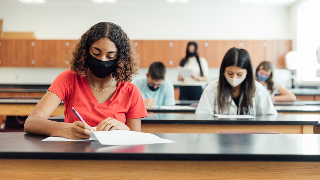 Parent calls cops after maskless students pulled from class at New York school