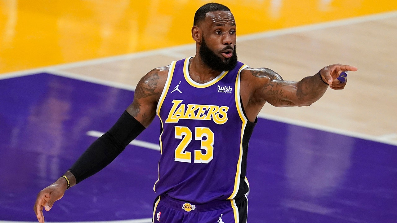 Lakers LeBron James memberi isyarat kepada rekan setimnya selama pertandingan Charlotte Hornets pada 18 Maret 2021, di Los Angeles. (Foto AP/Marcio Jose Sanchez)